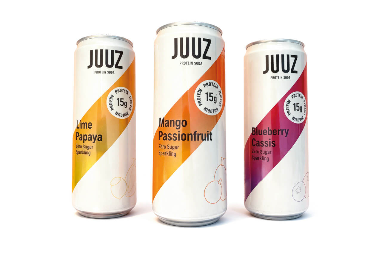 JUUZ Protein Soda ist eine erfrischende kohlensäurehaltige Limonade mit 15 hochwertigen Proteinen pro Dose Drei Sorten JUUZ-Proteinsoda in verschiedenen Geschmacksrichtungen