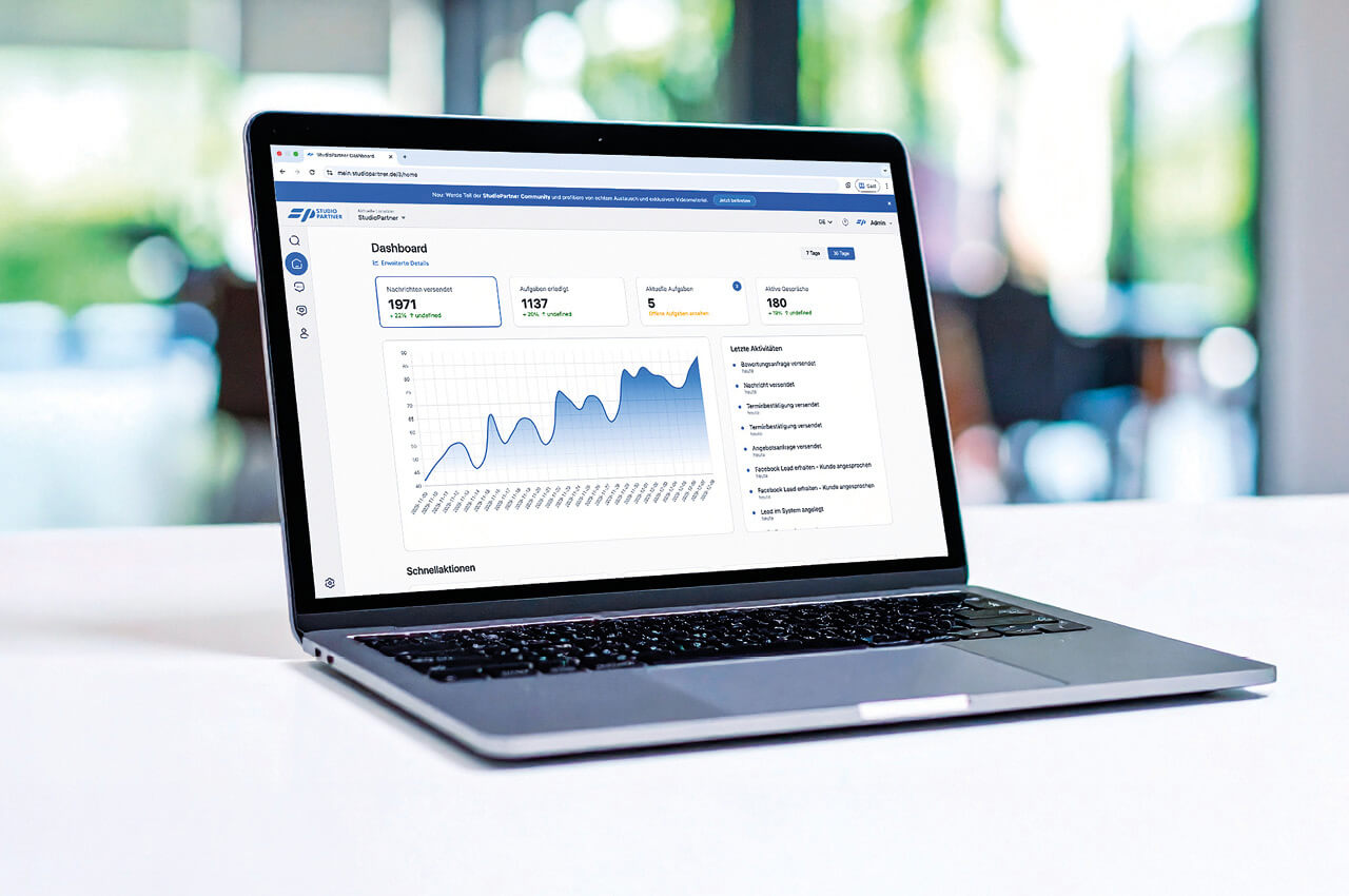 StudioPartner ist ein KI-Mitarbeiter für Fitness- und Gesundheitsstudios, der rund um die Uhr die gesamte Kommunikation mit Interessenten und Mitgliedern übernimmt Laptop mit StudioPartner-Mock-Up