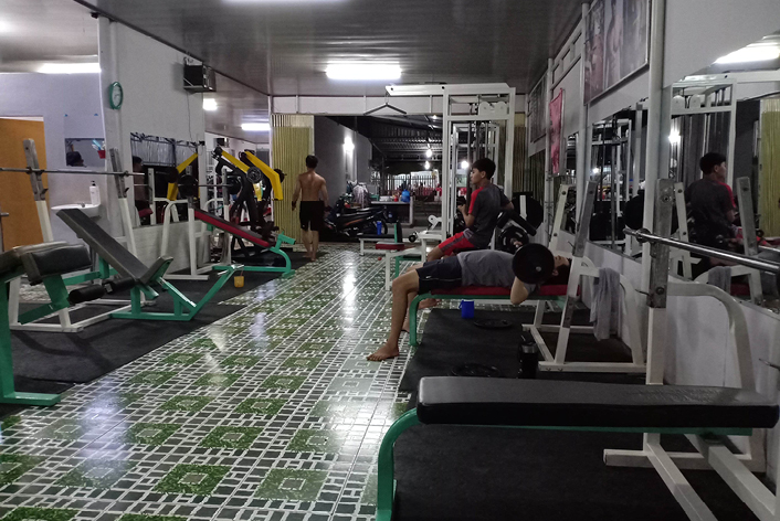 Fitnessstudiomitglieder trainieren in einem Fitnessstudio in Vietnam