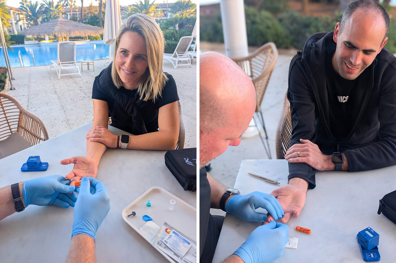 Isabell Winkhardt und Nico Hessel bei der Messung ihres Vitamin-D-Werts