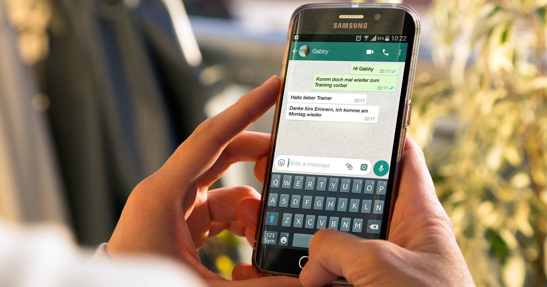 Fitnessstudiomitglied chattet mit Trainer auf WhatsApp