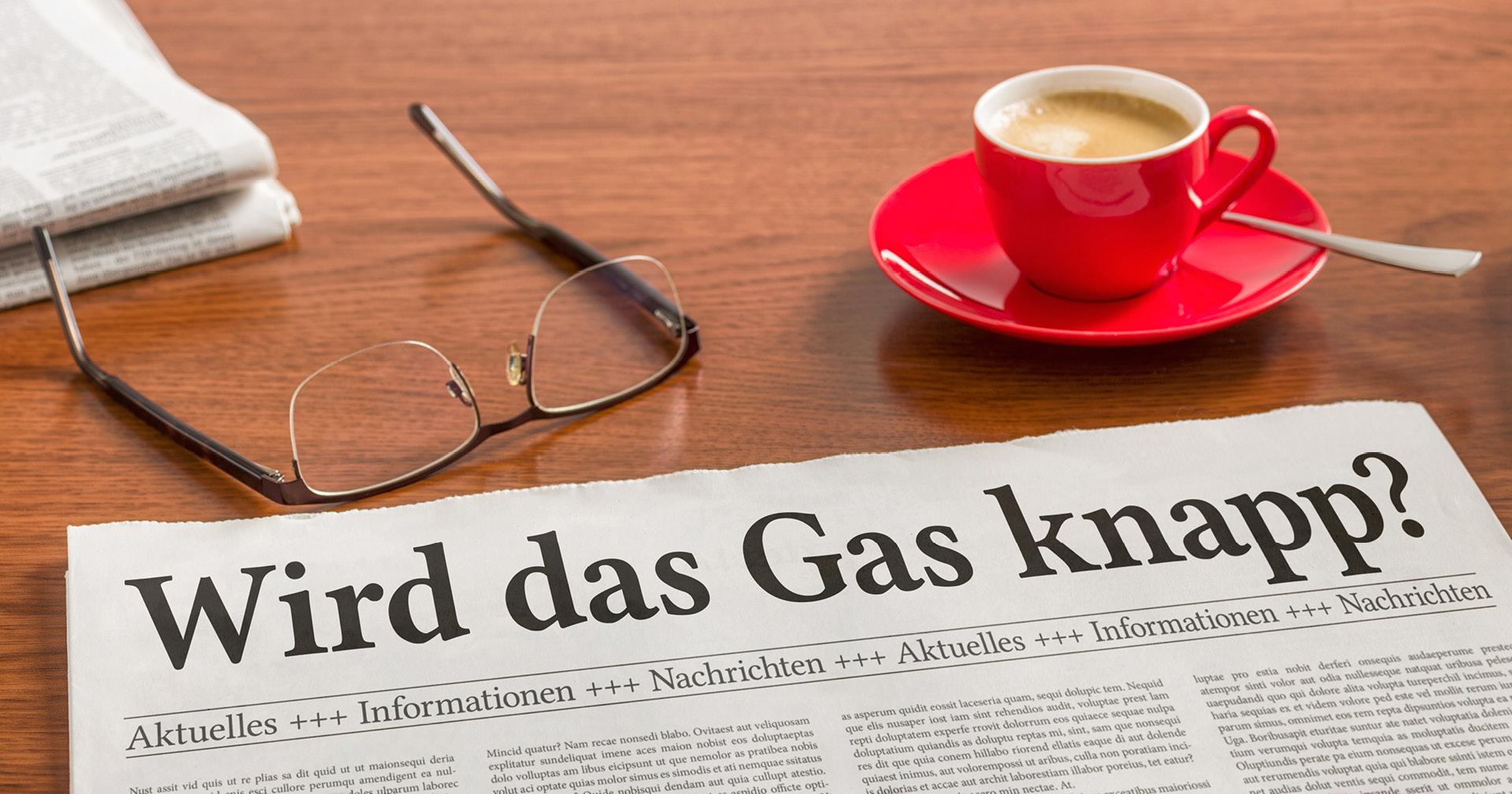 Zeitung mit der Schlagzeile: "Wird das Gas knapp?"