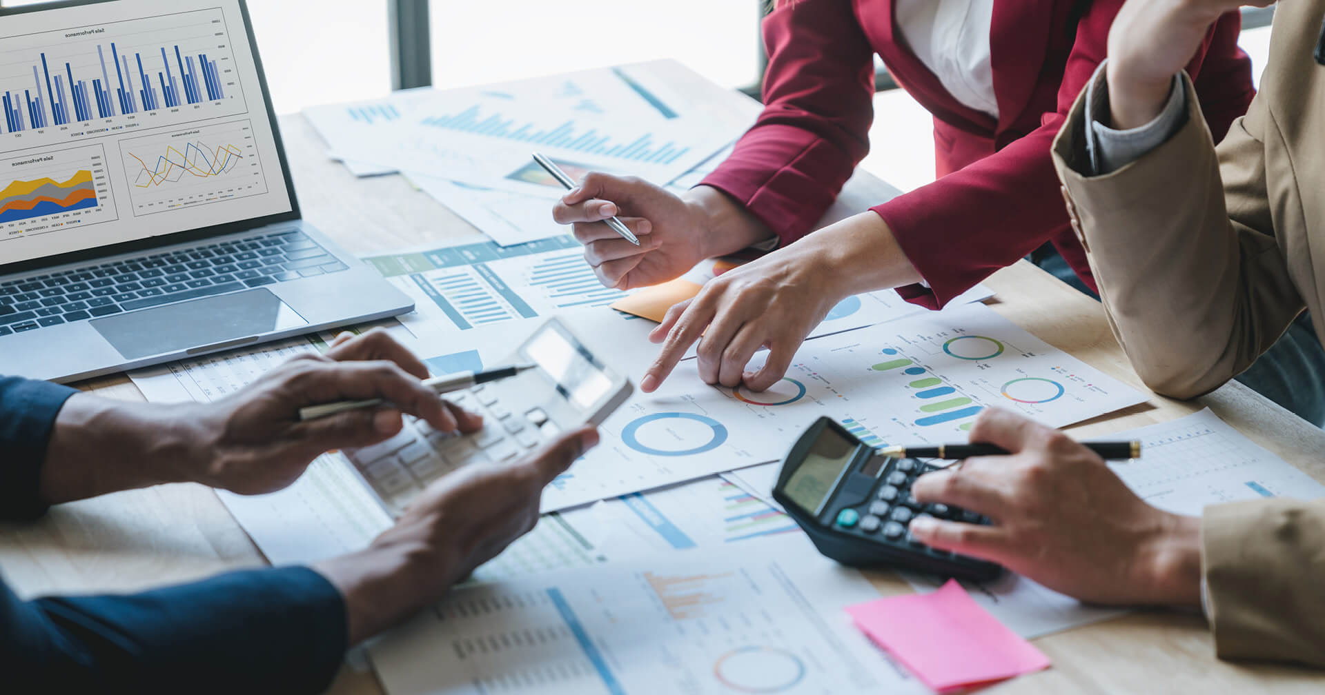 Verschiedene Personen beim Berechnen des Unternehmenswerts