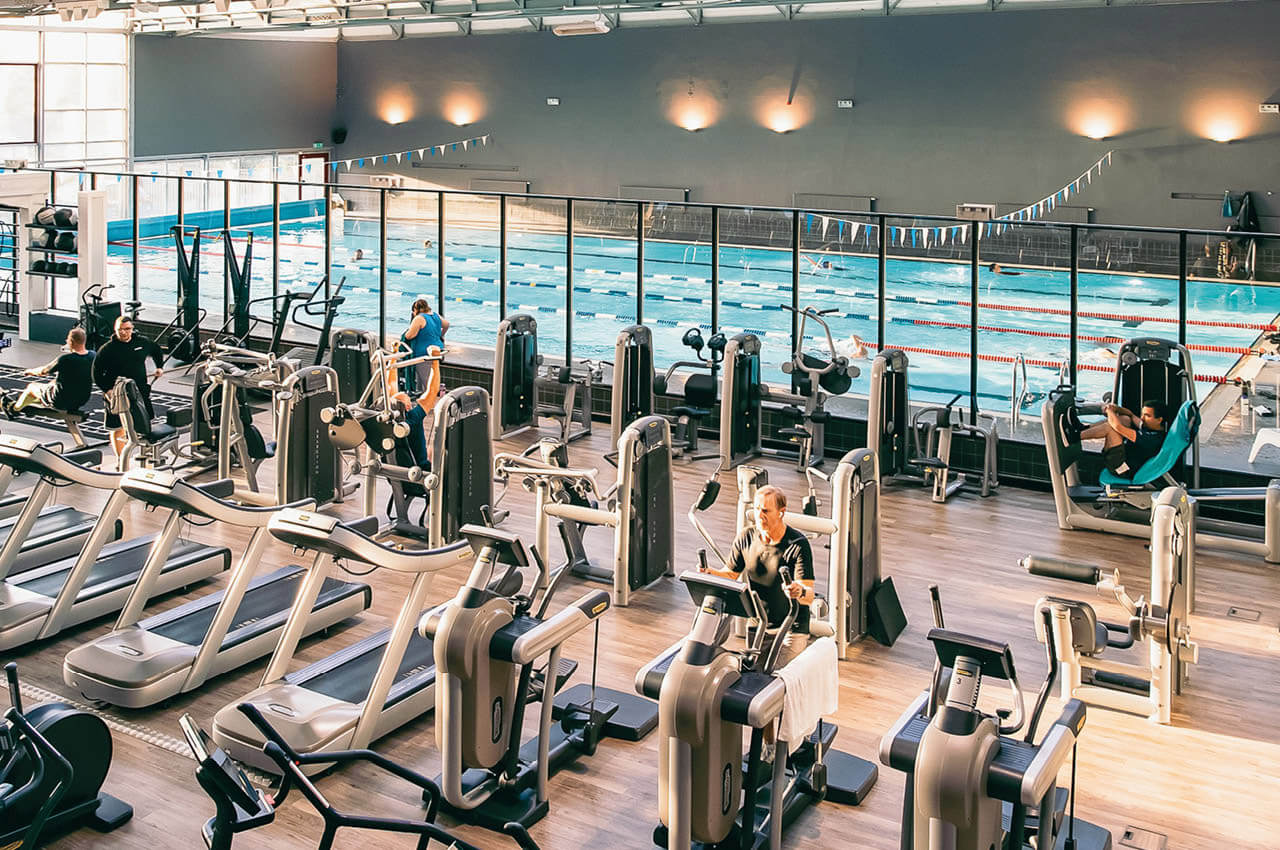 Die meisten der Ger&auml;te sind so positioniert, dass man beim Training auf den 25-Meter-Sport-Pool blicken kann, der direkt an die Trainingsfl&auml;che anschlie&szlig;t.