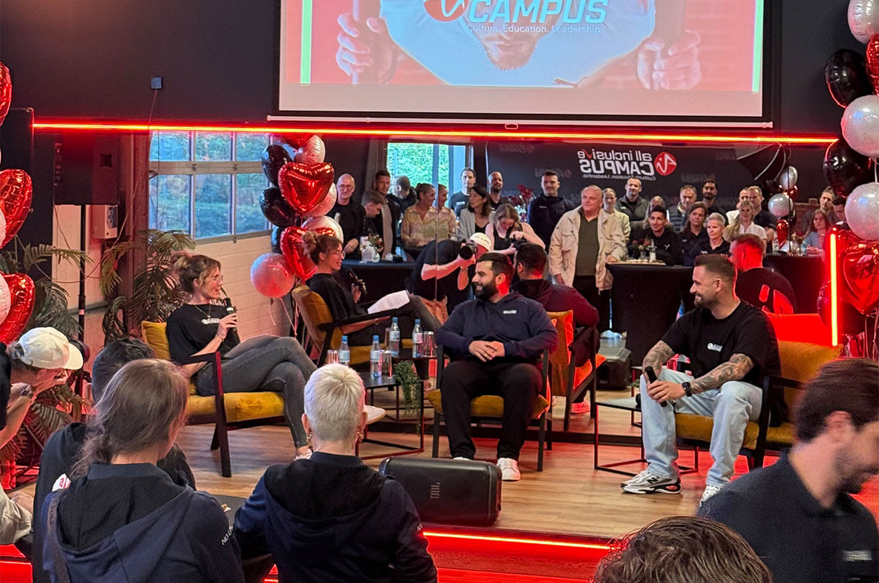 In einer Gesprächsrunde wurden die Hintergründe und das Konzept des Campus erklärt Gesprächsrunde bei Campuseröffnung bei all inclusive Fitness