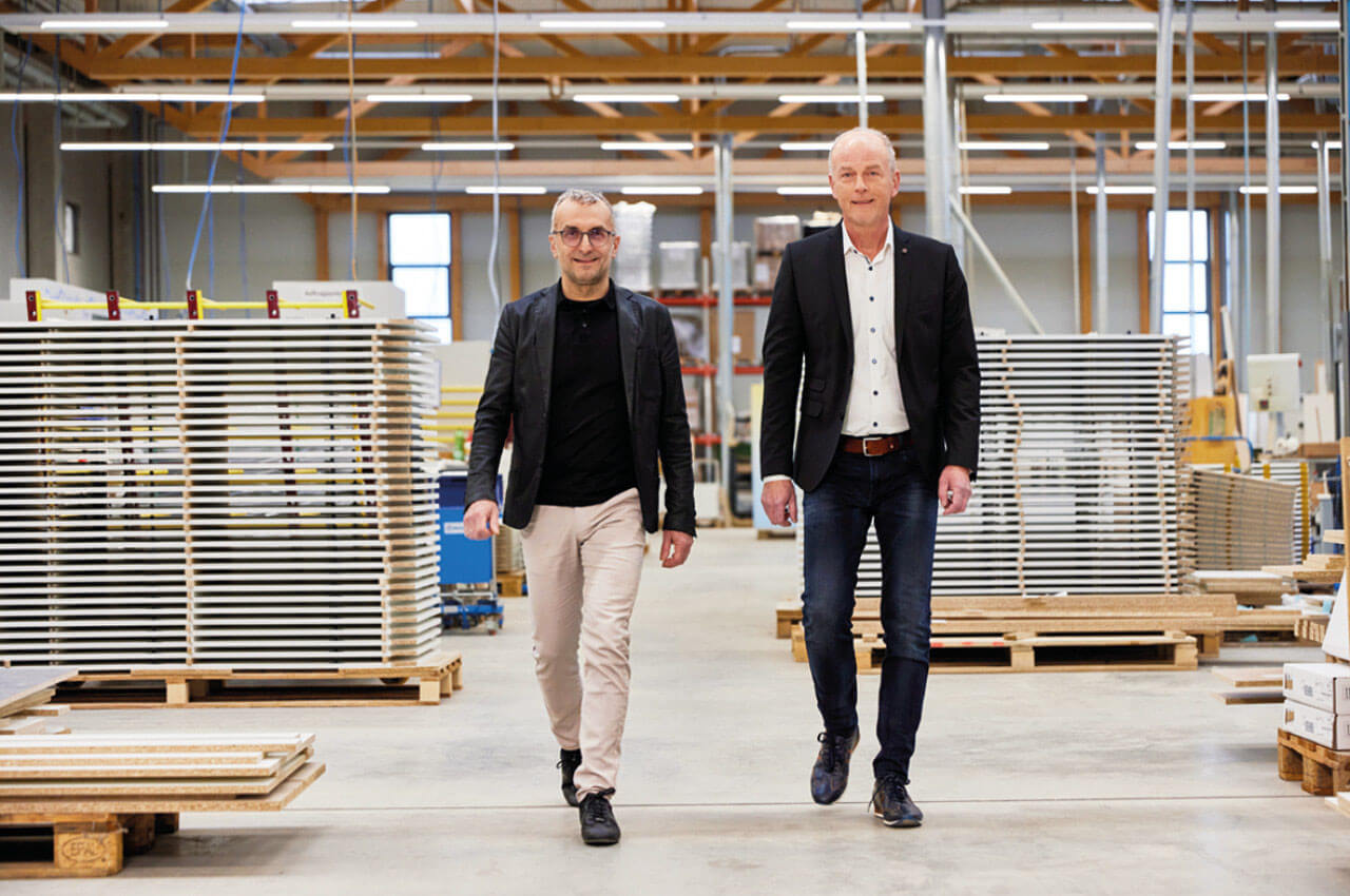 Der Geschäftsführer und ein Mitarbeiter von Pinter laufen durch die Produktion.