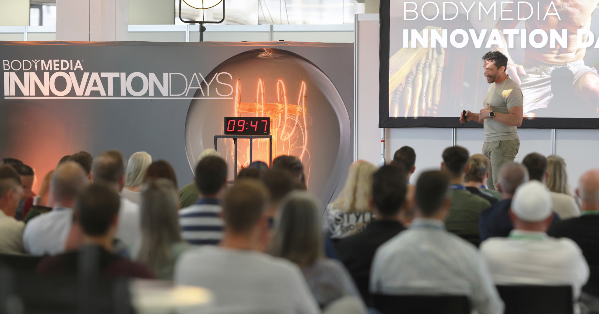 Der milon-CEO Wolf Harwath auf der Vortragsbühne der BODYMEDIA Innovation Days 2024 in Hamburg