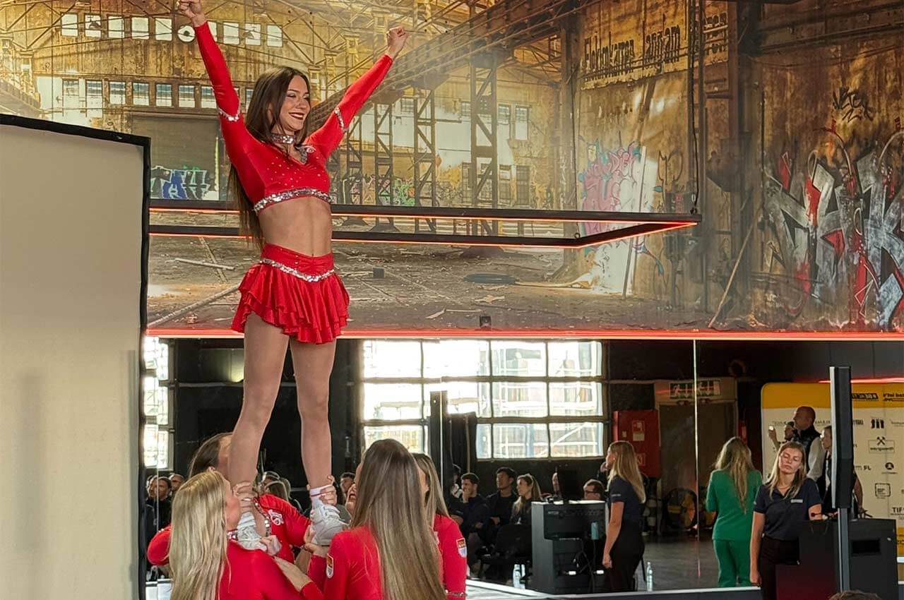 Cheerleader sorgten mit akrobatischen Einlagen für Energie bei United let's move