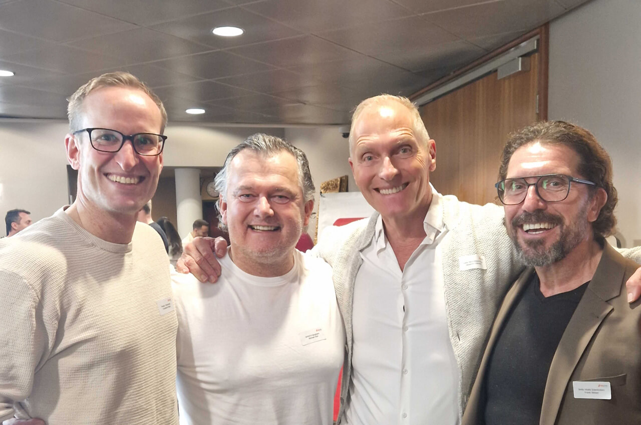 Vier lächelnde Männer posieren für ein Gruppenfoto in einem Innenraum. Von links nach rechts sind zu sehen: Conny Wilser (BODYMEDIA) mit Brille und beigefarbenem Pullover, Michael Klein (Studiobetreiber SPIRIT4) im weißen T-Shirt, Alexander Dillmann (myline) im weißen Hemd mit hellem Sakko, und Frank Weber (Bellavitalis) mit Brille, Bart und braunem Sakko.