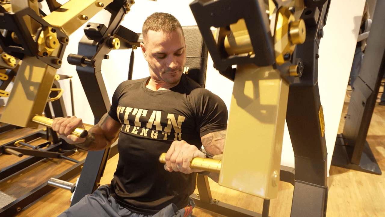 Ein Sportler ist an einem Fitnessgerät