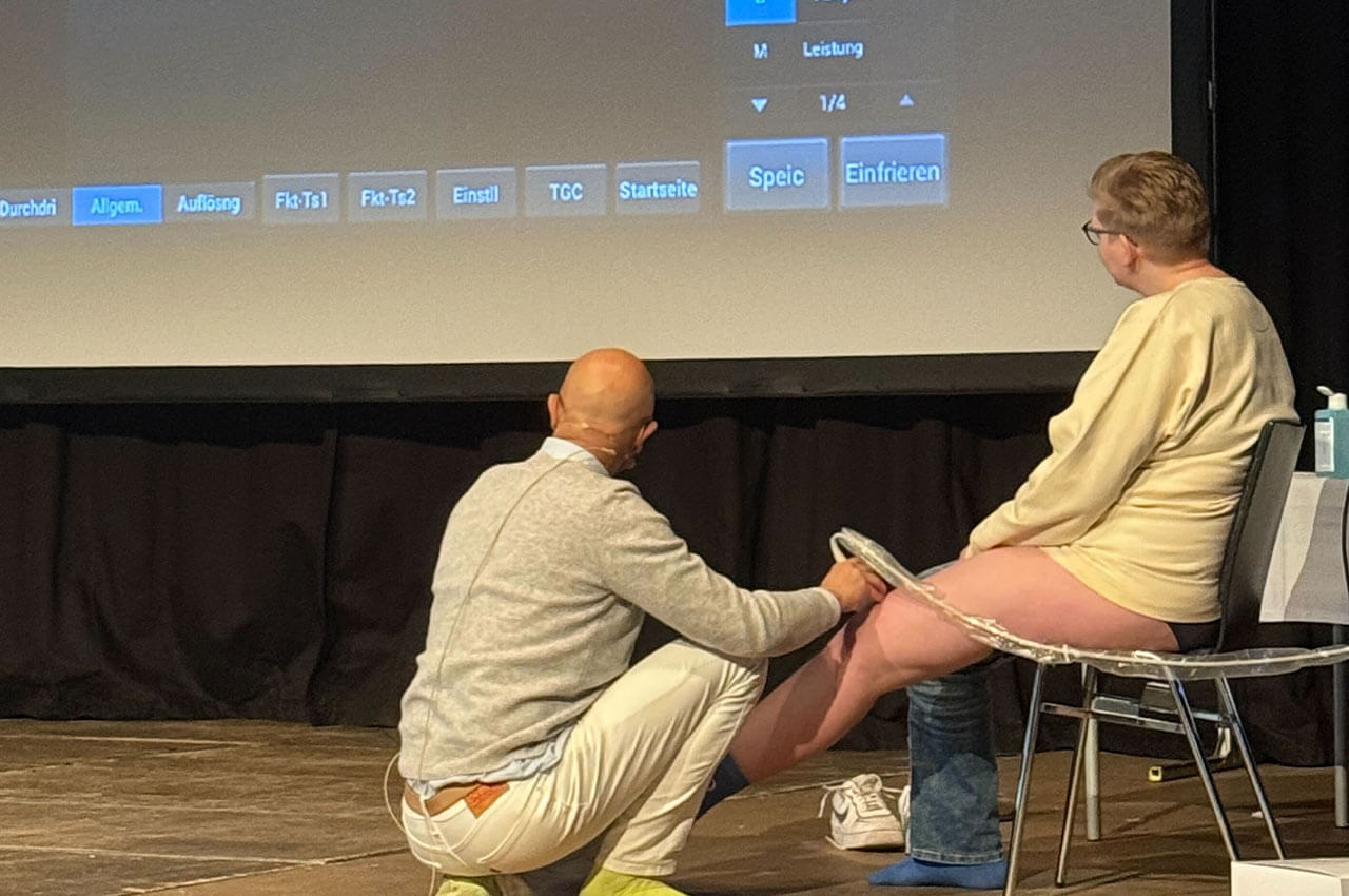 Dr. Dr. Gharavi zeigte eindrucksvoll, wie diagnostische Präzision und praktische Anwendung ineinandergreifen können Dr. Dr. Gharavi unternimmt eine Knie-Sono auf der Bühne