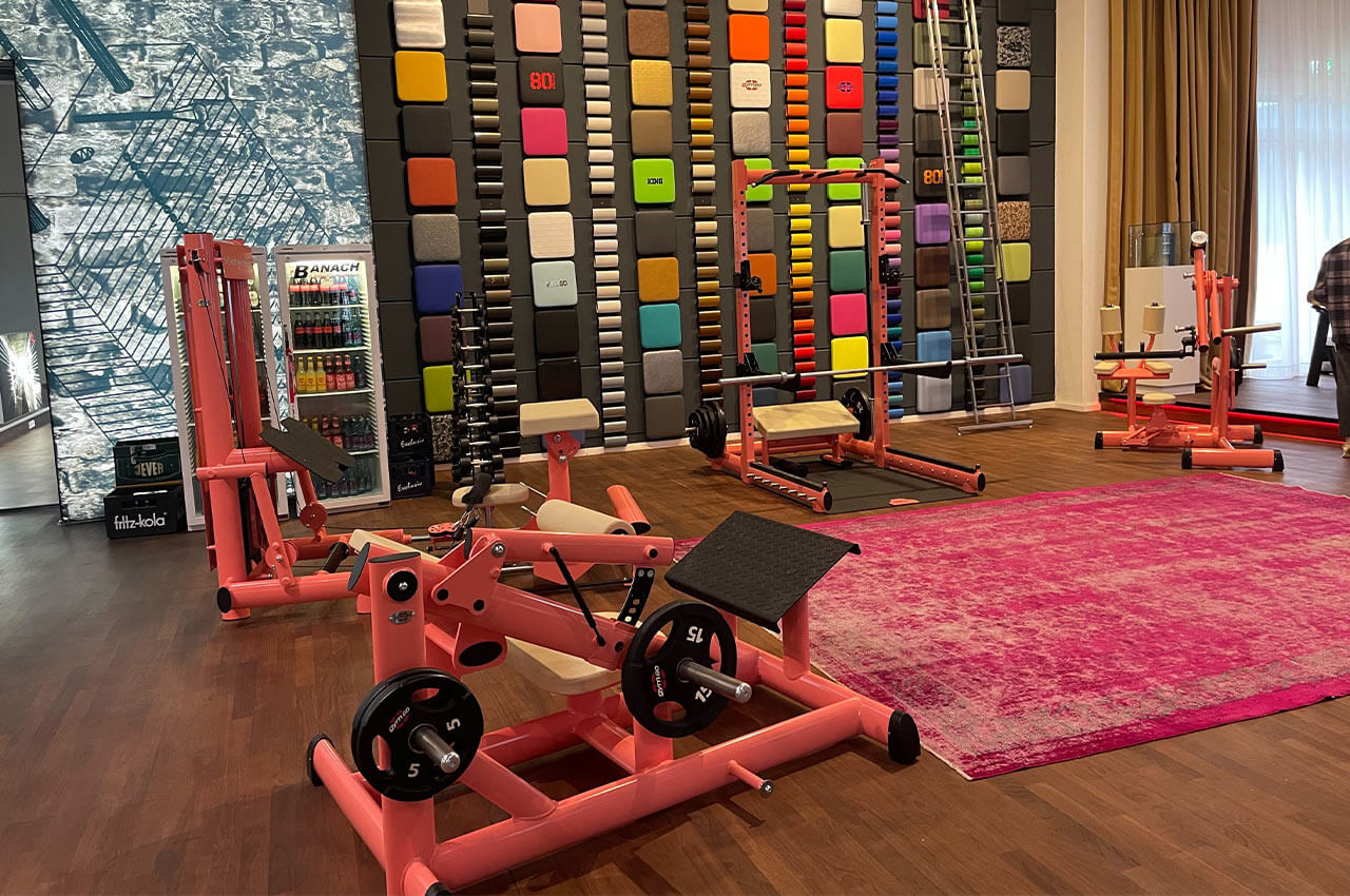 Showroom gym80 mit Farben für Geräte