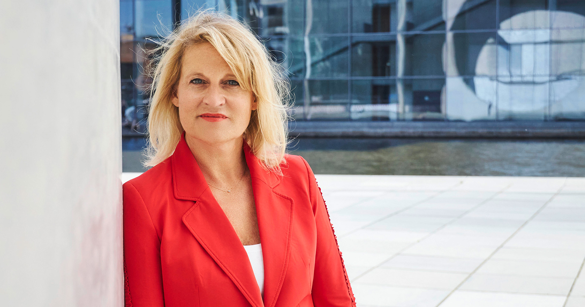 Katarina Schickling in einem roten Jackett