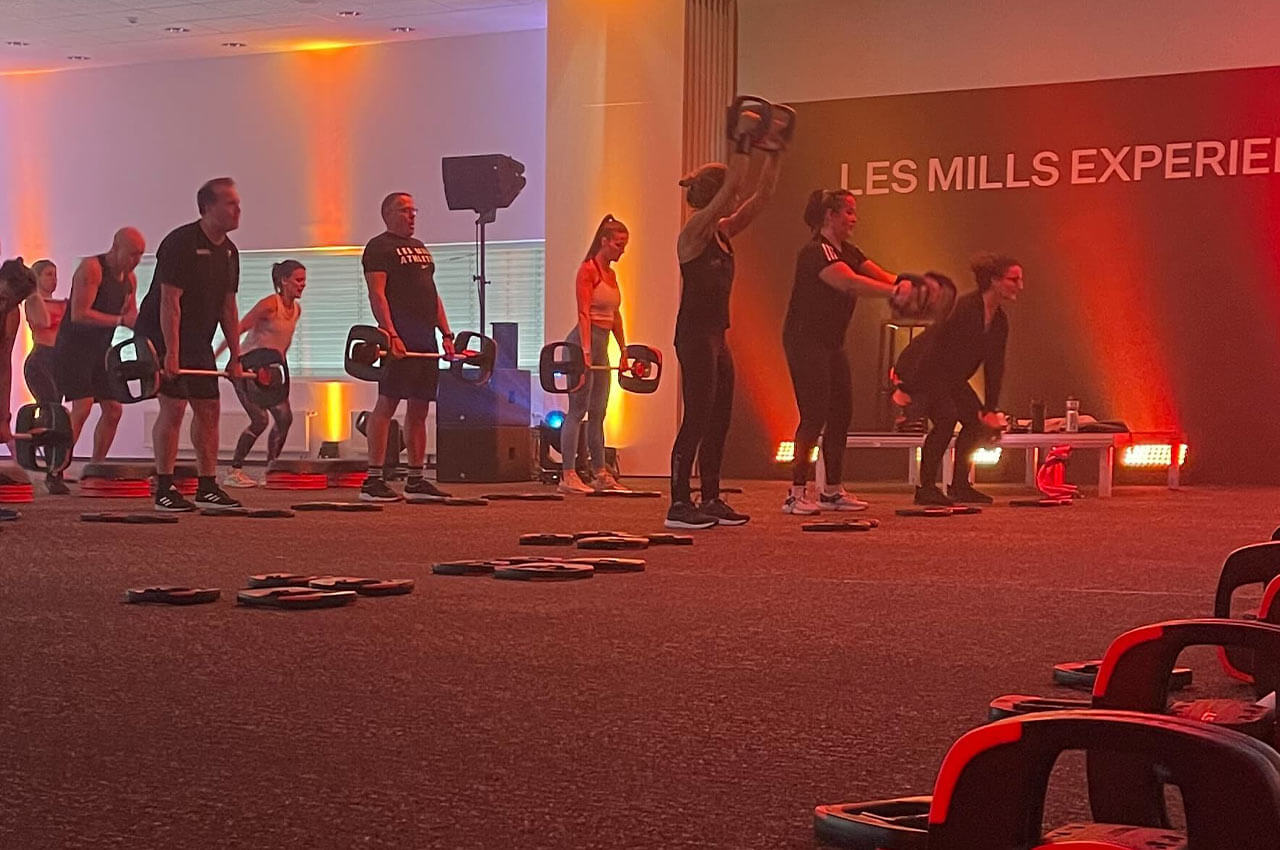 Teilnehmer führen Übungen aus bei Les Mills Ceremony