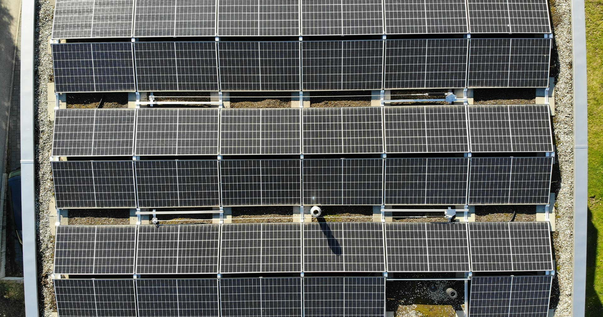 Photovoltaik-Anlage auf dem Dach eines Gebäudes von Dank Sportgeräte