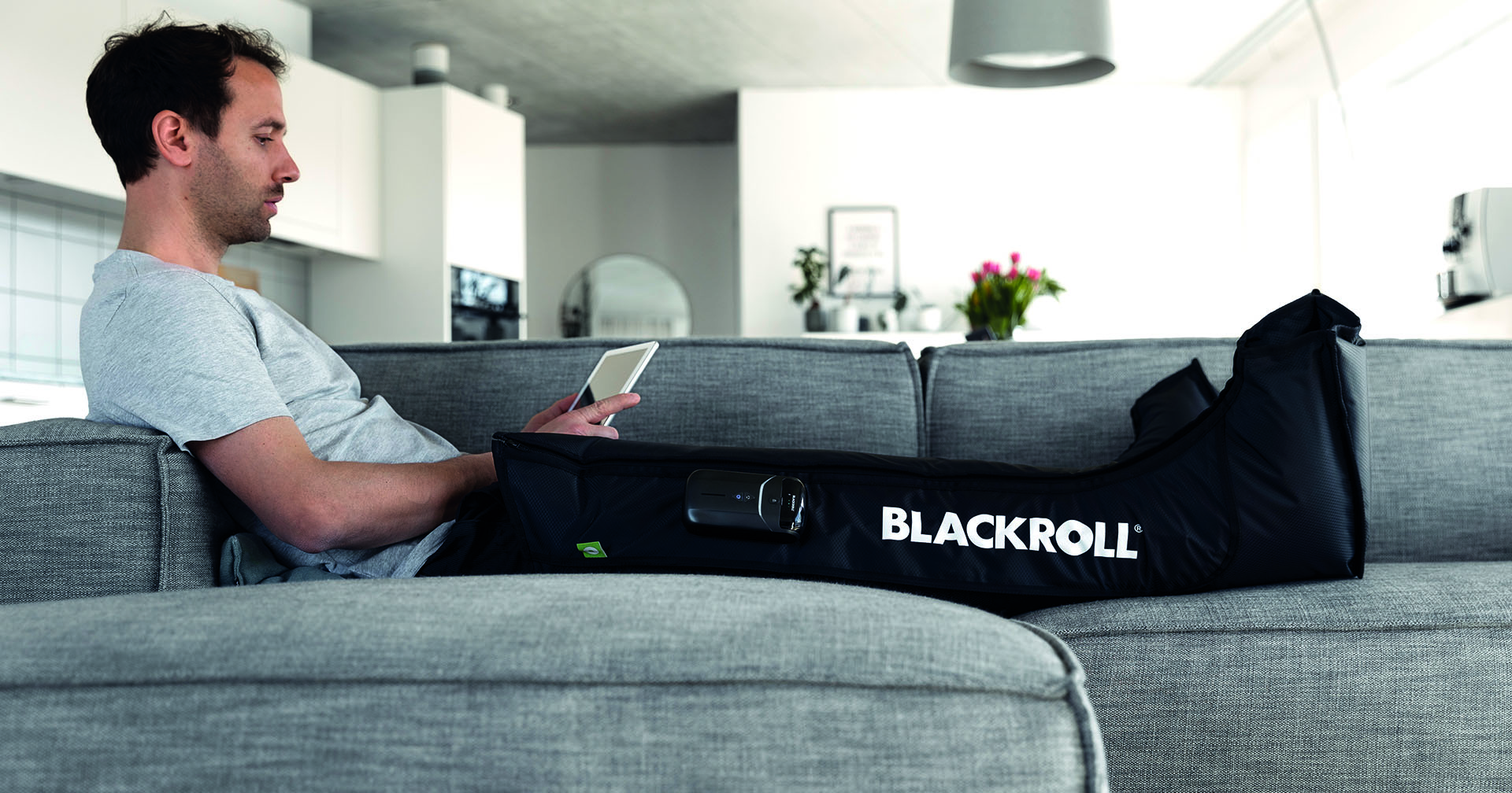 Die BLACKROLL® COMPRESSION BOOTS arbeiten mit intermittierender pneumatischer Kompression