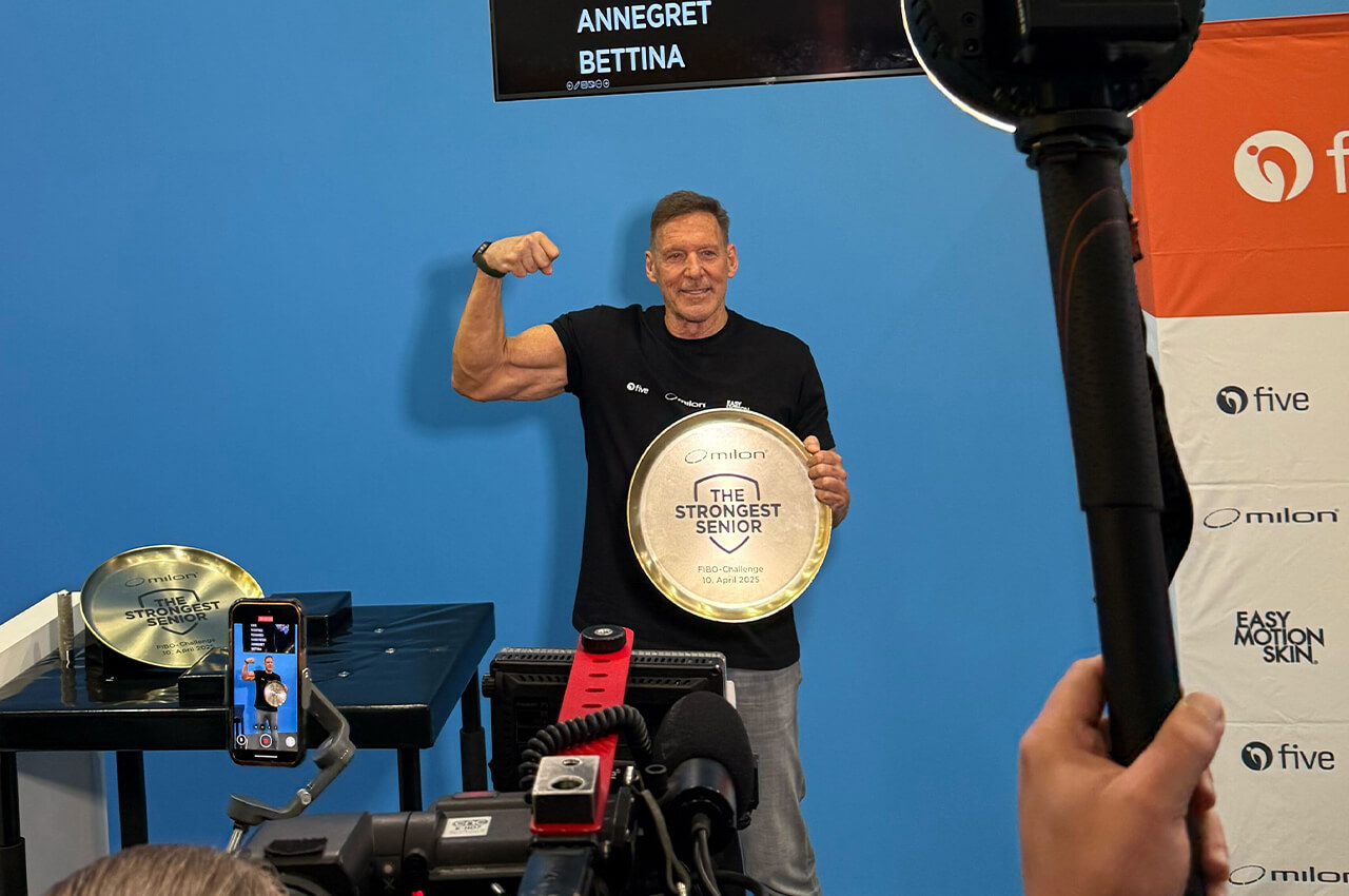 Ralf Moeller posiert mit Auszeichnung Strongest Senior von milon für Presseaufnahmen