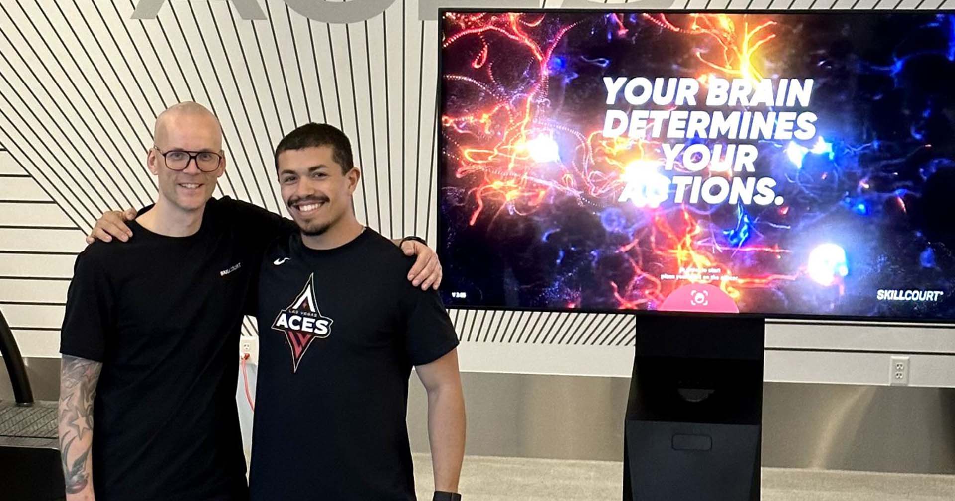 Marcel Grünewald überwacht die Installation des SKILLCOURTs und das Coaching-Team der Aces, angeführt von Jeremiah Welch.