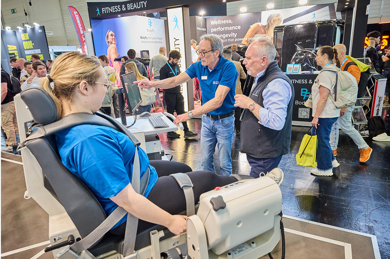 Frau testet Therapieger&auml;t auf der FIBO 2026