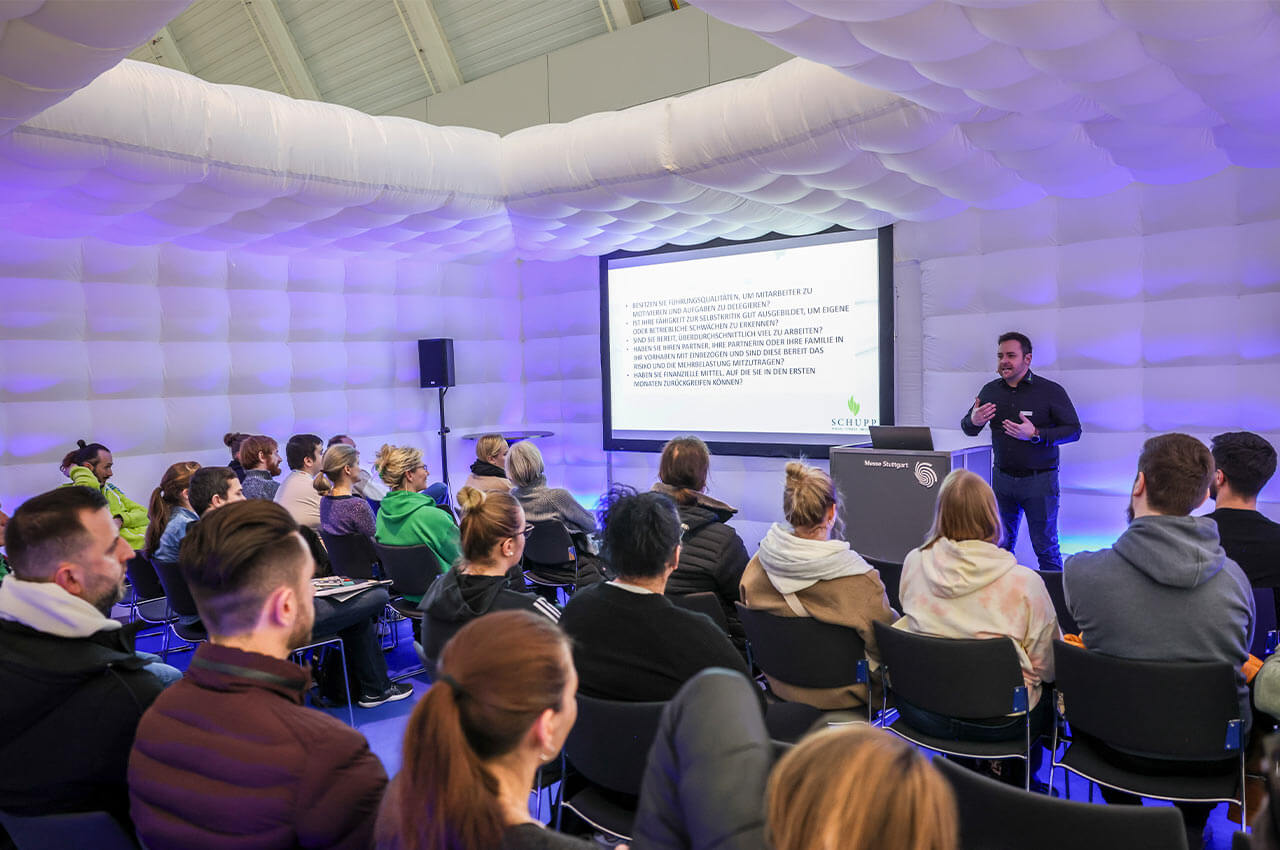 vortrag auf therapro und medizin Messe in einem Cube