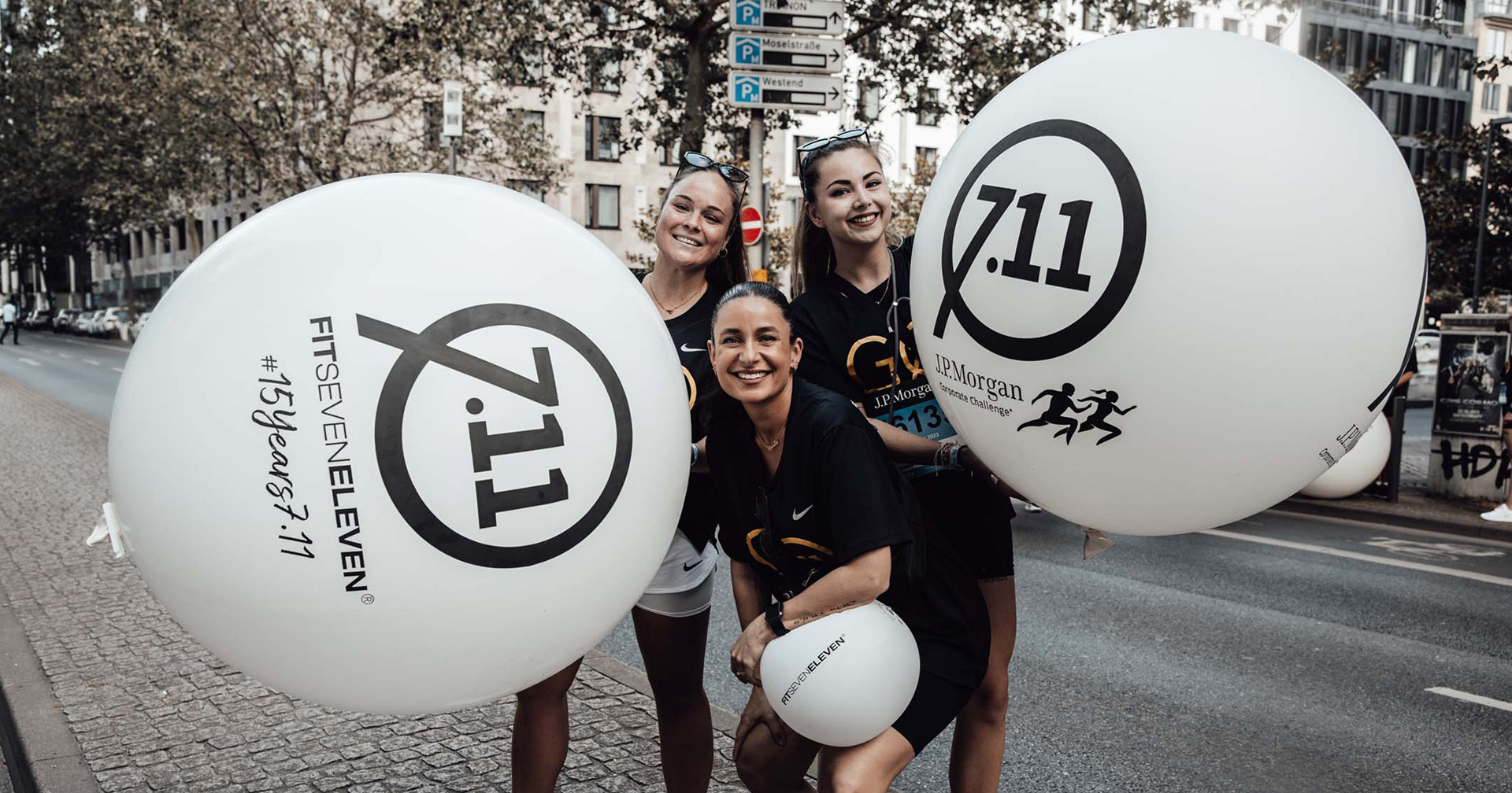 Teilnehmer des J. P Morgan Firmenlauf mit gebrandeten Luftballons von FITSEVENELEVEN