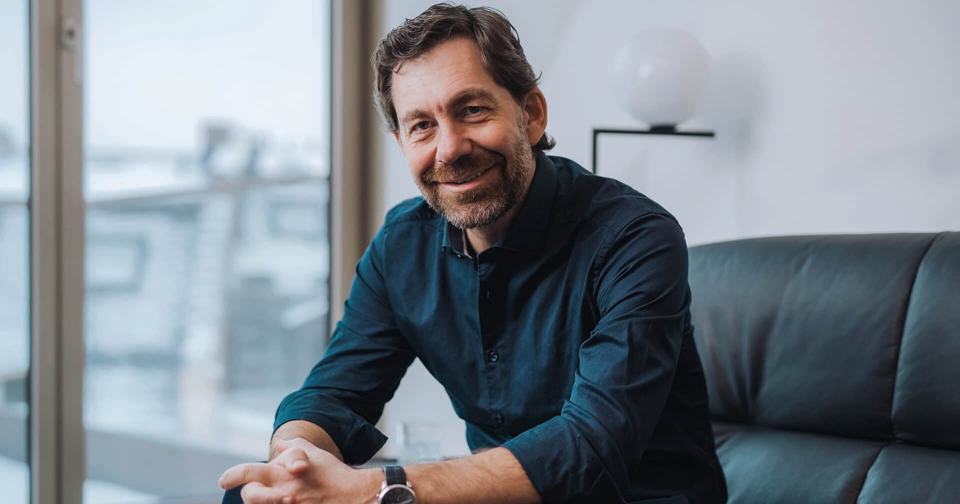 Eine erfolgreiche Unternehmensübergabe ist weit mehr als ein formaler oder betriebswirtschaftlicher Prozess. Hier geht es um ein Lebenswerk – und um die Person, die es in die Zukunft führt.