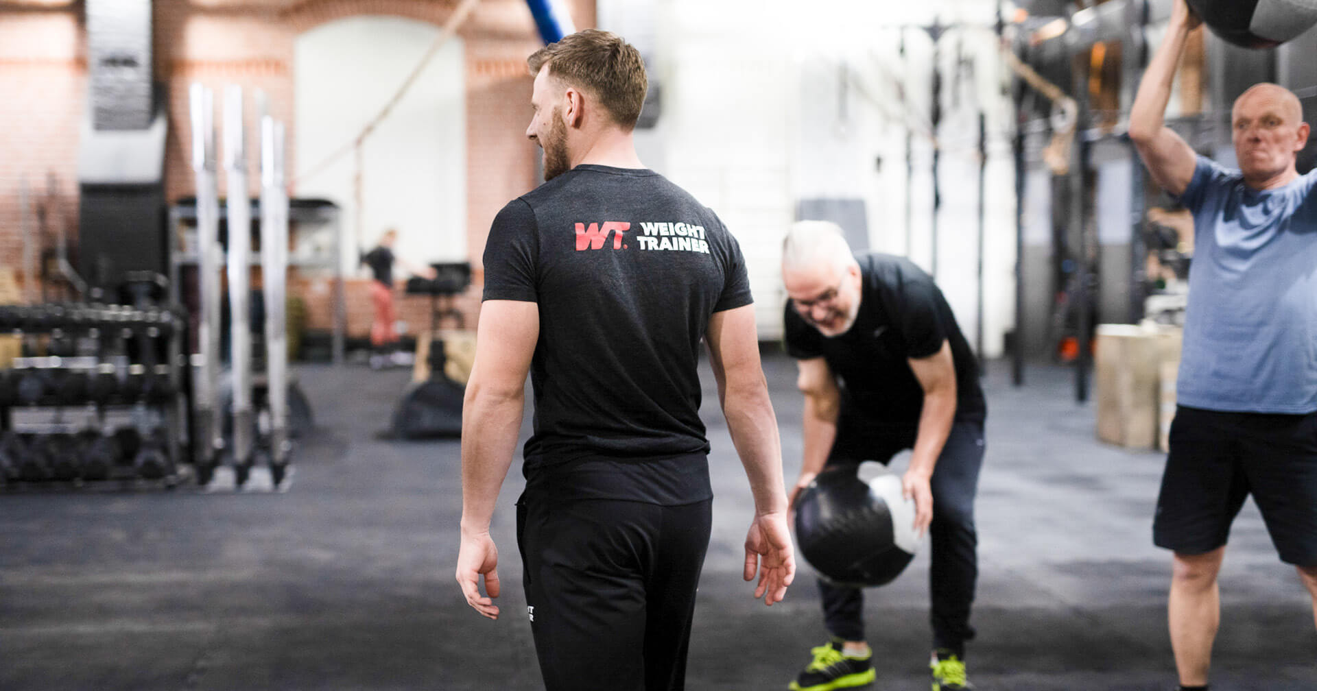 Trainer von WeightTrainer im Kursraum mit Teilnehmern
