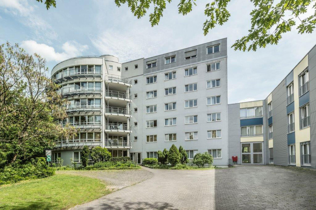 Das Gebäude der Reha Klinik in Bad Schönborn ist zu sehen.