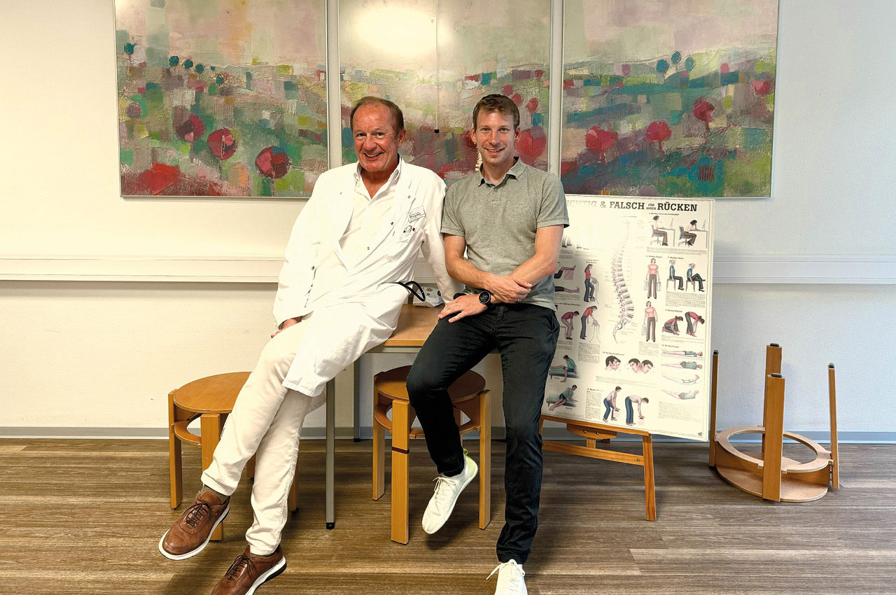 Prof. Dr. med. Wolfgang Rössy links im Bild, Chefarzt für die Geriatrie und Neurologie der Sankt-Rochus-Kliniken in Bad Schönborn und ein Mitarbeiter der BODYMEDIA.