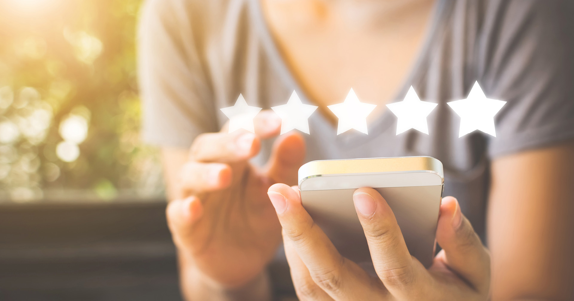 Frau bewertet ein Unternehmen auf ihrem Handy