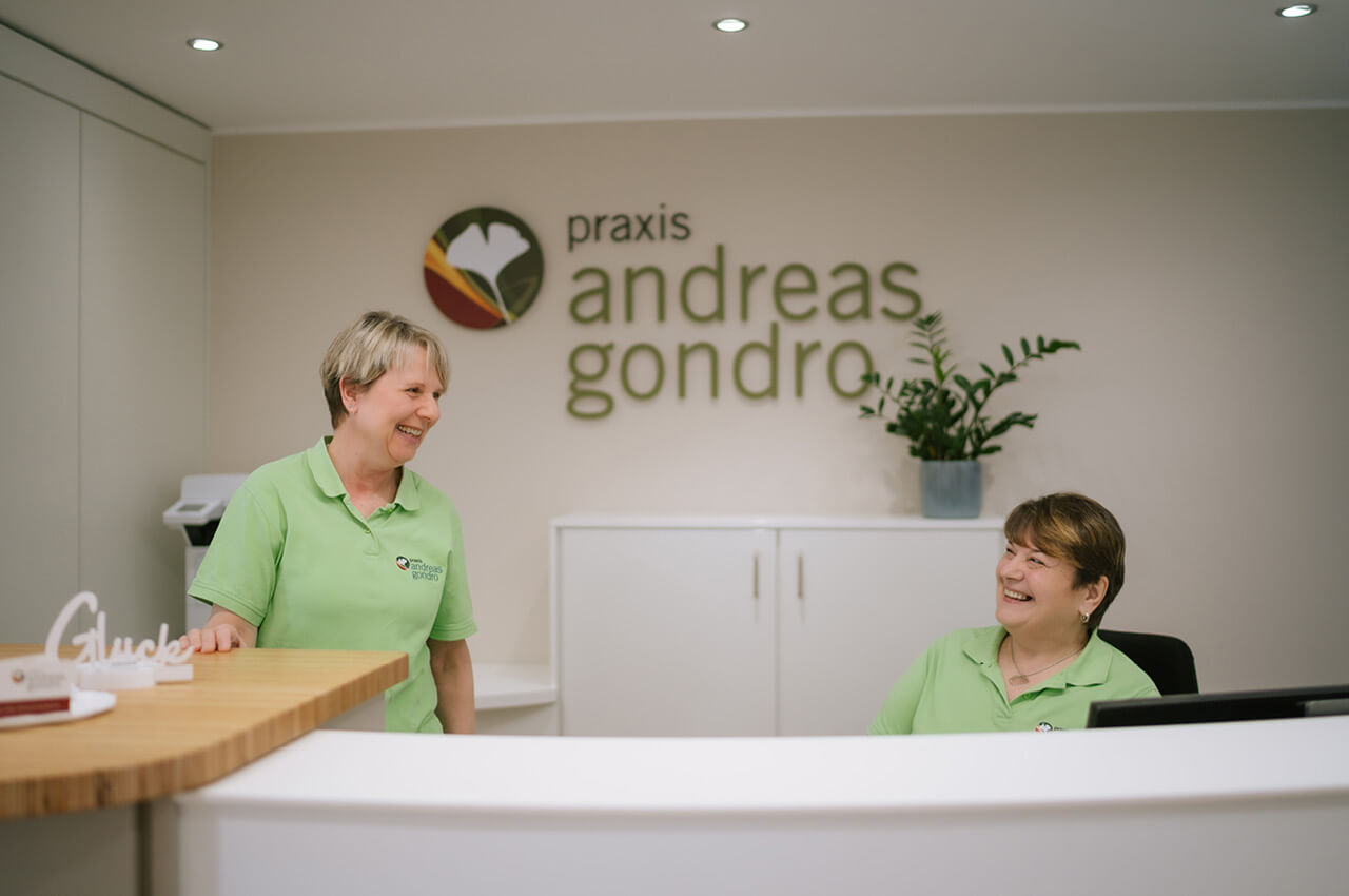 Mitarbeiter am Empfang bei der Praxis Andreas Gondro
