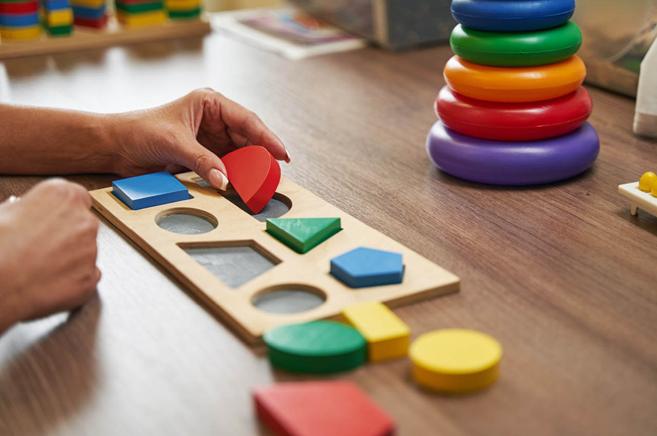 Bunte Spielzeuge und Formen