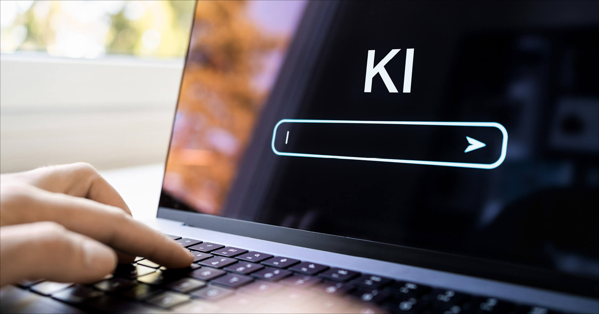 Hand vor Laptop mit KI Screen