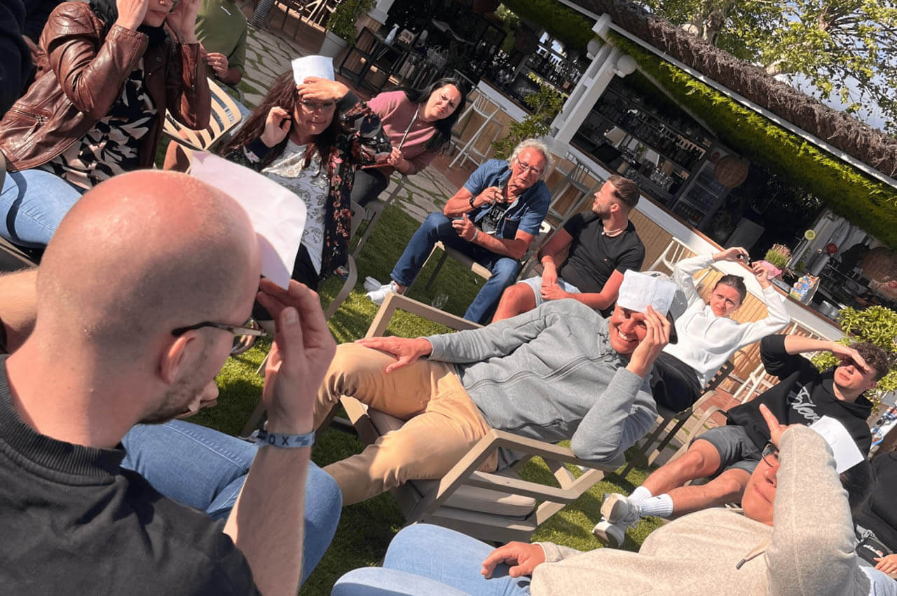 Gemeinsame Weiterbildungsreisen und Team-Events schweißen die Mitarbeiter näher zusammen