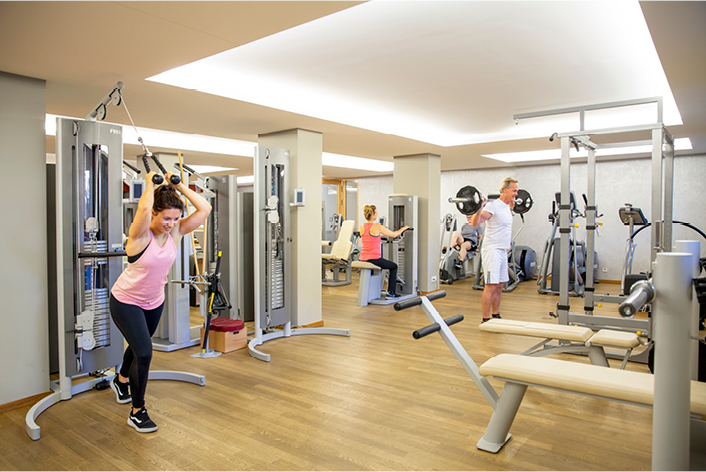 Mitglieder trainieren an Medizinischen Trainingsgeräten im KIN’ health.nature.sports