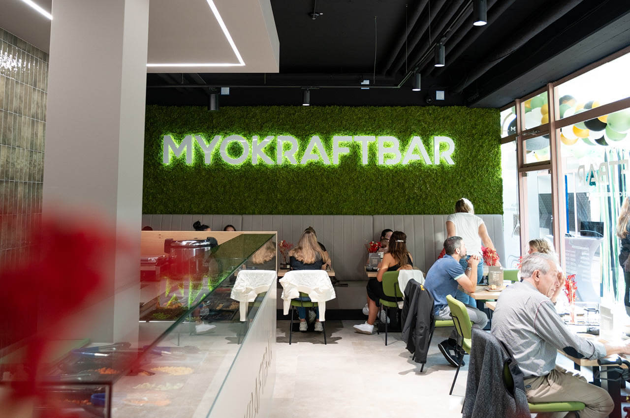 Mit der Implementierung der MOYKRAFTBAR wurde ein Konzept erschaffen, das durch seine Einmaligkeit einen Mitarbeiterund Wettbewerbsvorteil generieren kann MYOKRAFT Bar