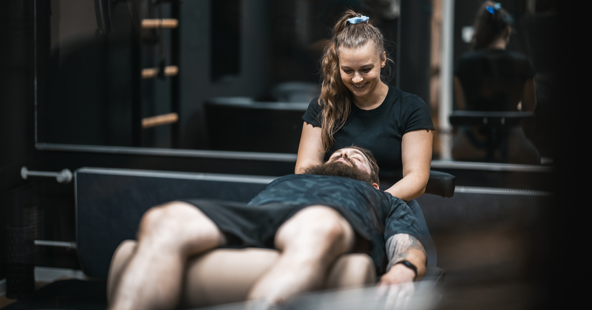 Physiotherapeutin behandelt Patienten bei der Physio Family Koblenz