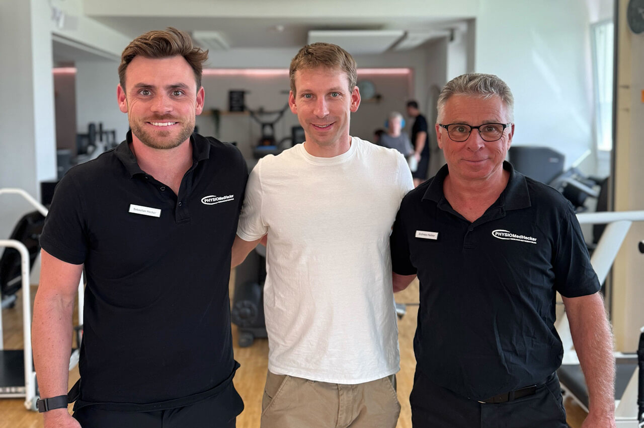 Der Autor Jonathan Schneidemesser mit Sebastian (l.) und Andreas Hecker (r.) 