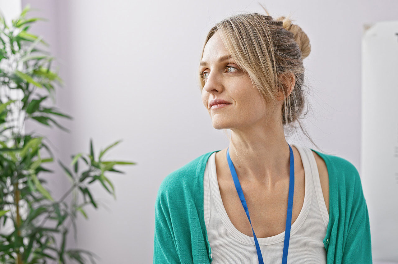 Eine Physiotherapeutin blickt nach links.