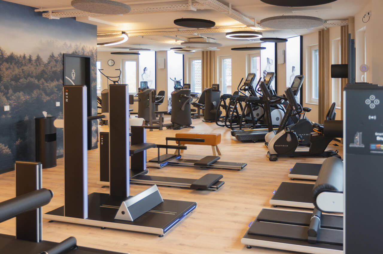 Menschen wollen nicht Physiotherapie. Sie wollen Lebensqualität zurück. Wer ein längerfristiges Begleitungsangebot in Form einer Trainingstherapie anbietet, kann ihnen das ermöglichen Fitnessstudio für Physiotherapiepatienten