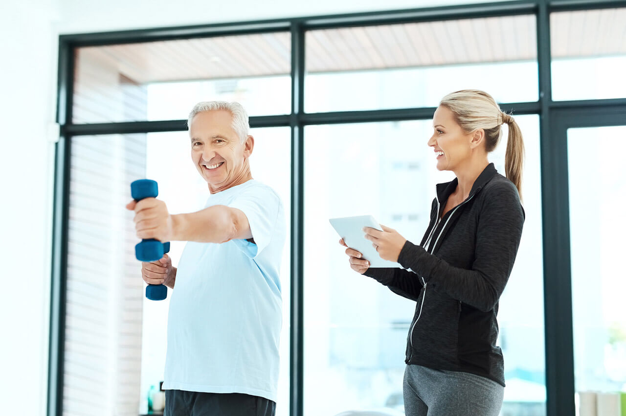 Patient trainiert mit Physiotherapeut