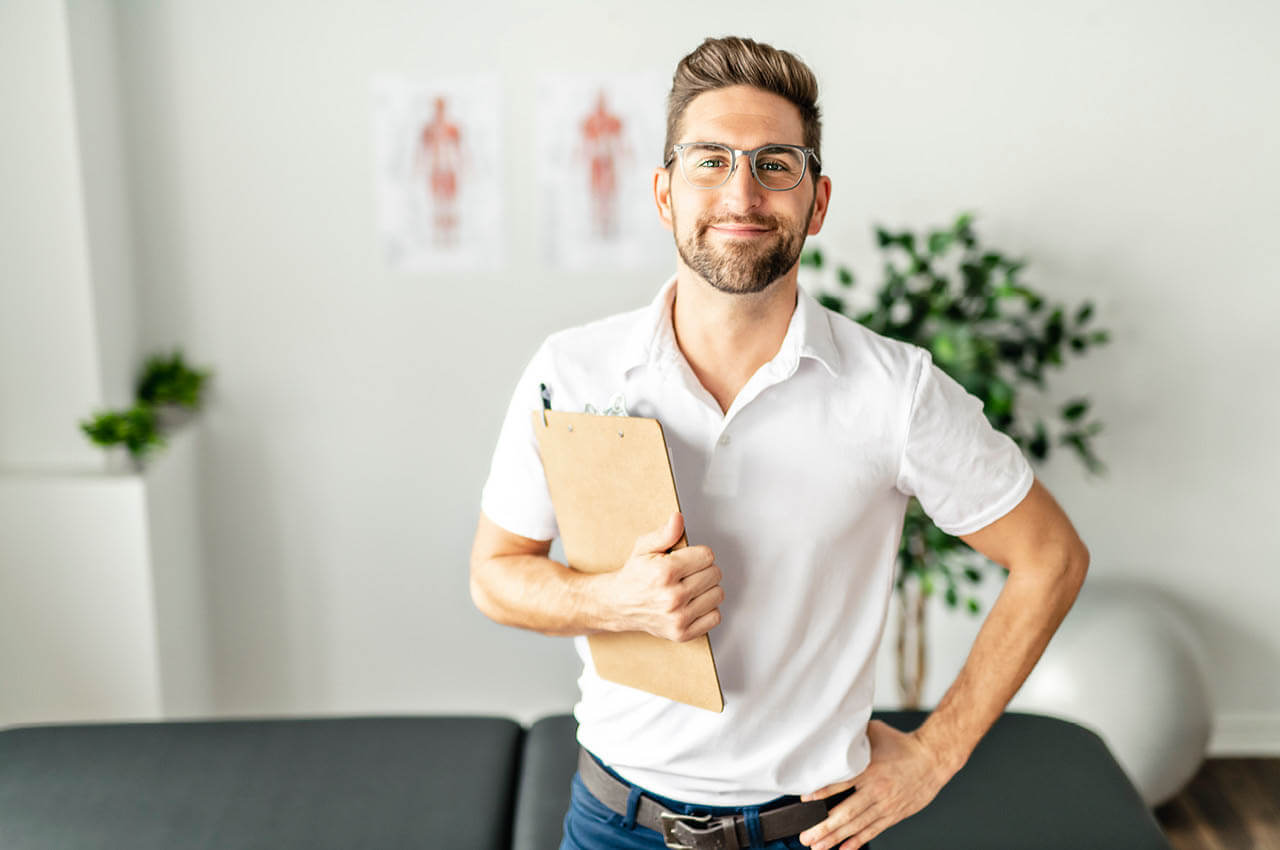 Physiounternehmer mit Klemmbrett