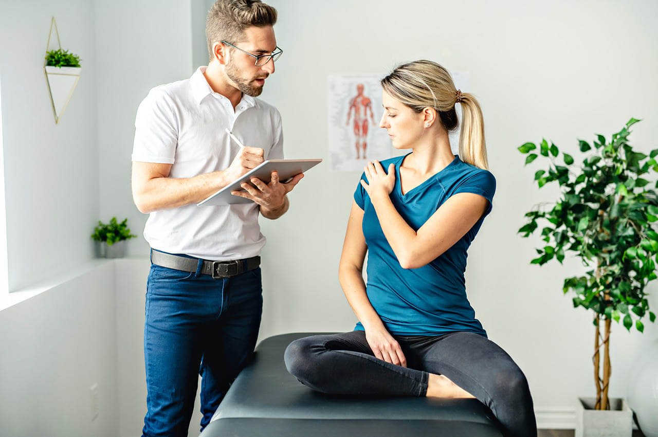 Physiotherapeut und Patientin an der Bank