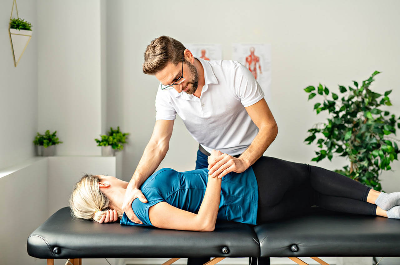 Physiotherapeutin mit Patientin bei der Therapie