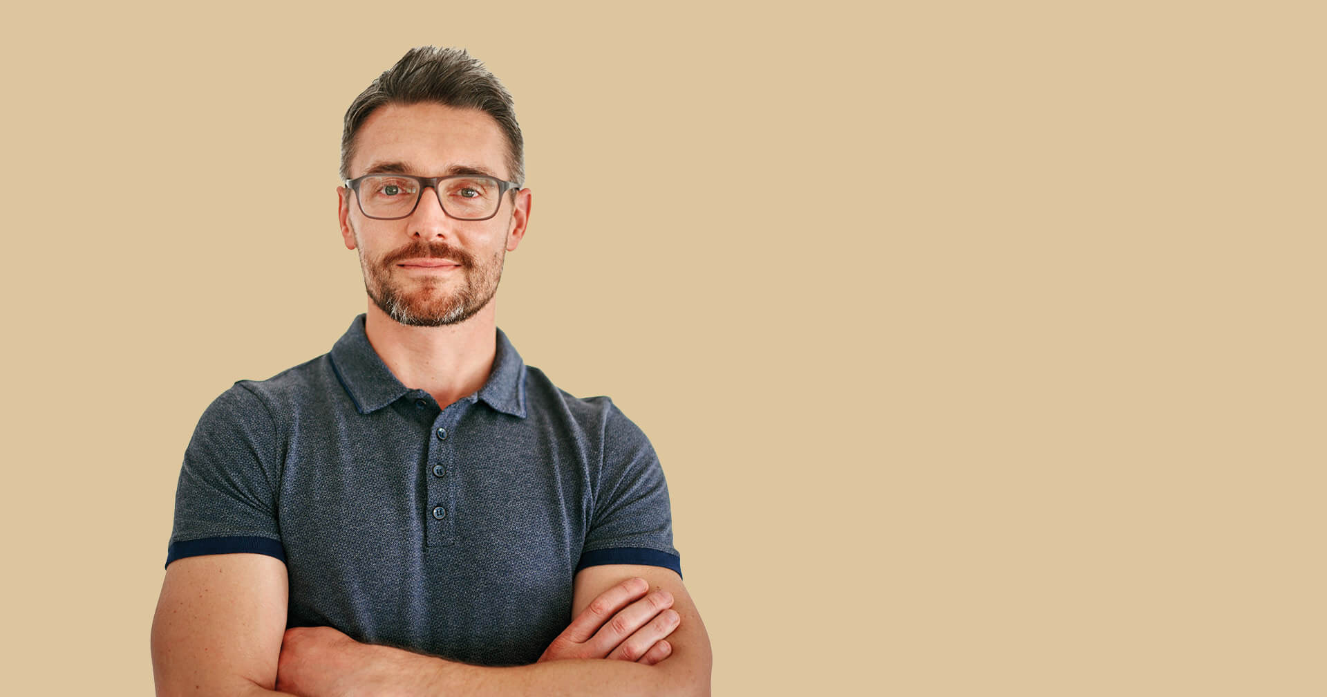 Therapeut, der lässig an der Wand lehnt und überlegt, ob er ein guter Chef ist