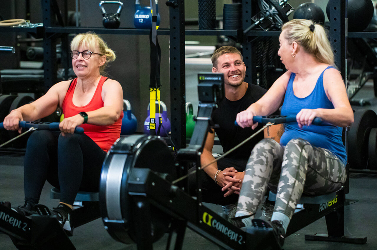 Trainer betreut Teilnehmer beim Rudern