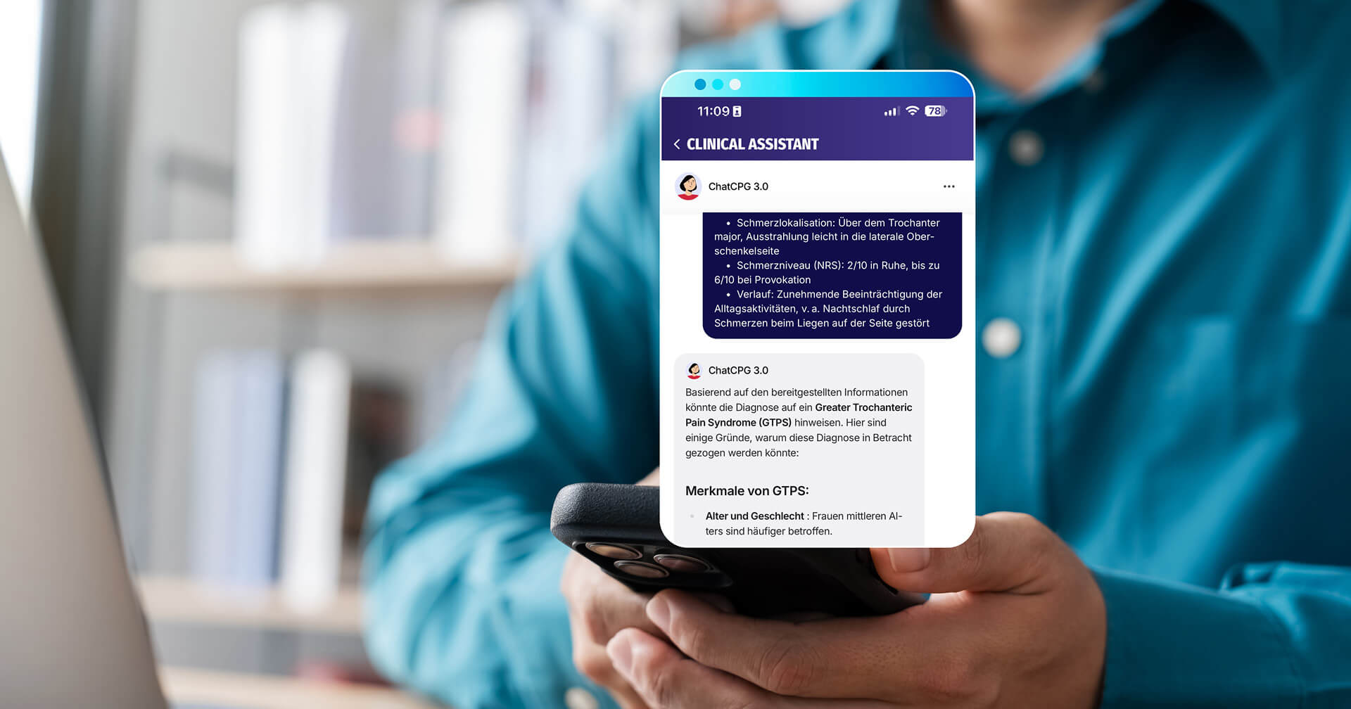 Ein Mann in einem türkisfarbenen Hemd hält ein Smartphone in den Händen, auf dessen Display eine App mit der Überschrift "Clinical Assistant" zu sehen ist. Die App zeigt eine fiktive, KI-generierte Diagnose-Empfehlung für ein Greater Trochanteric Pain Syndrome (GTPS), basierend auf einer eingegebenen Schmerzhistorie und Symptomen. Im Hintergrund ist ein leicht unscharfer Arbeitsplatz mit einem Laptop und Regalen zu erkennen.