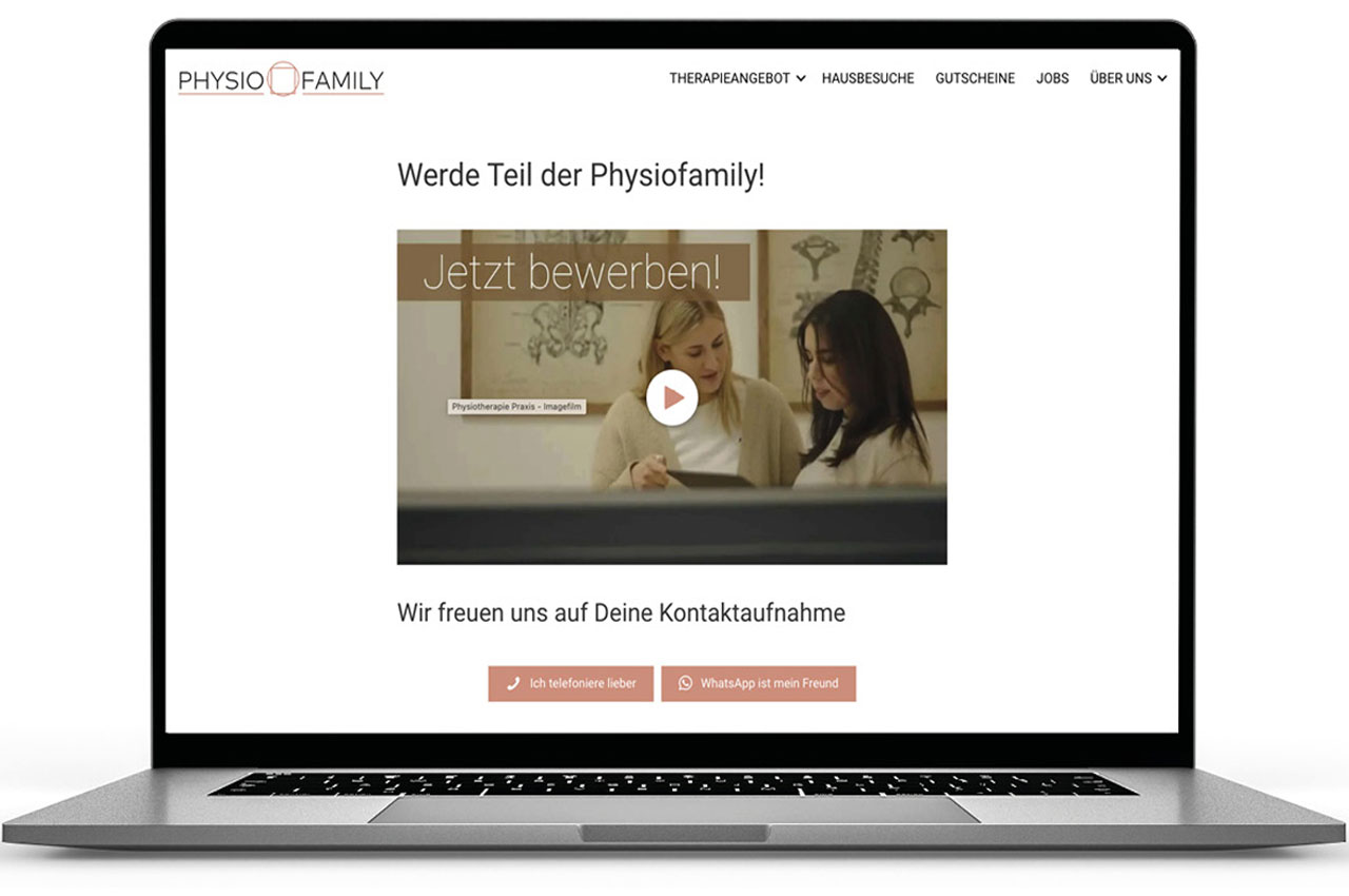 In einem aufgeklappten Laptop ist die Karriereseite der Physiofamily zu sehen. 