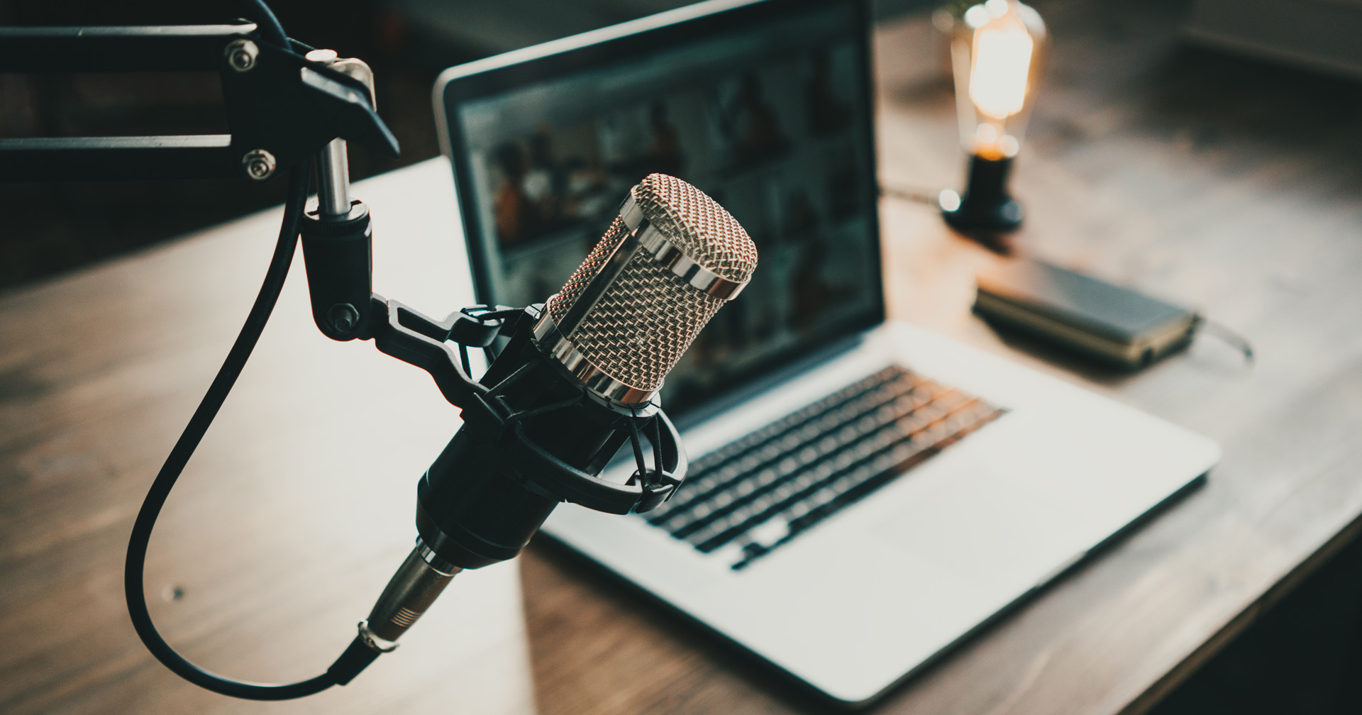 Podcast-Setup mit einem Mikrofon und einem Laptop