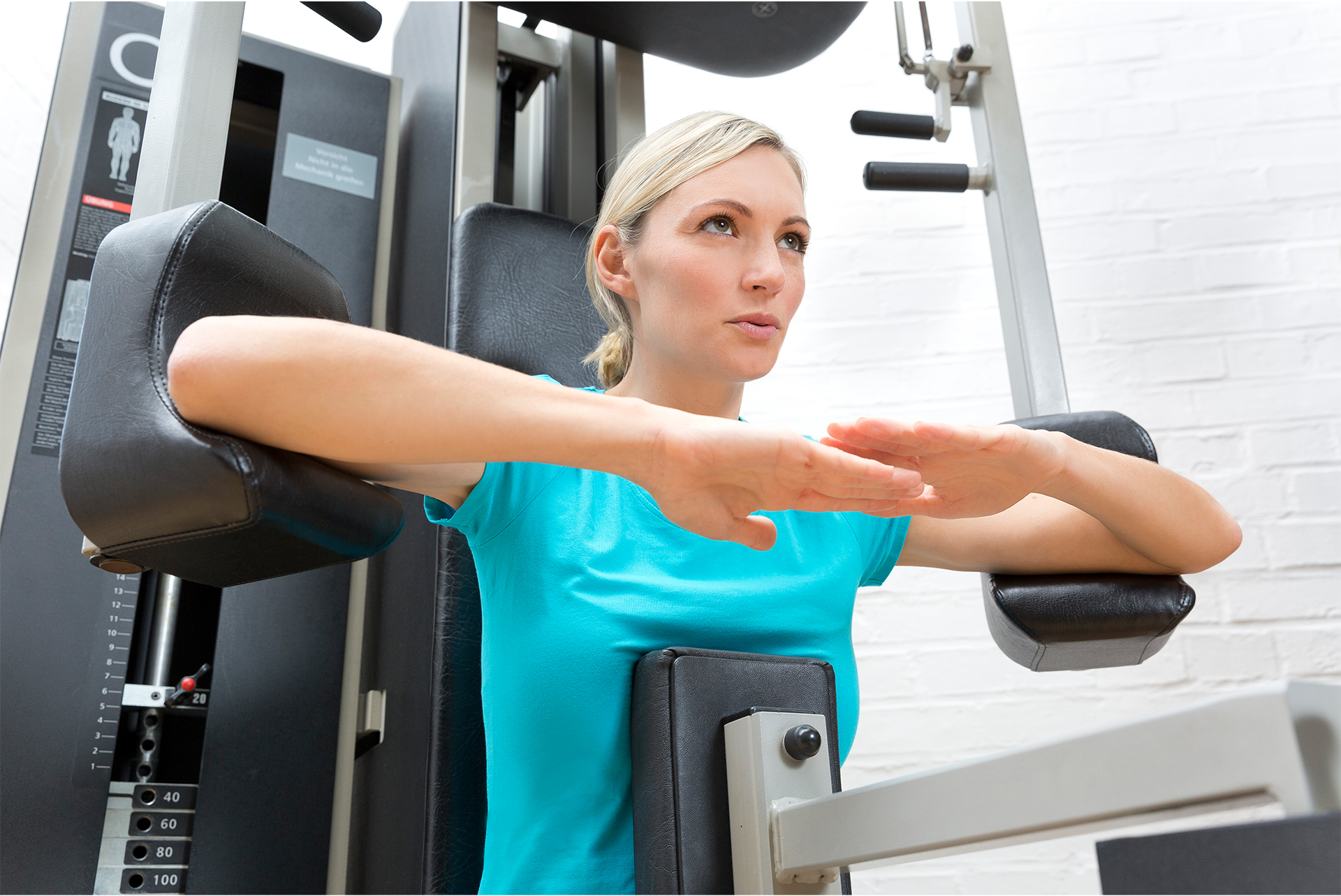 Frau trainiert im Fitnessstudio